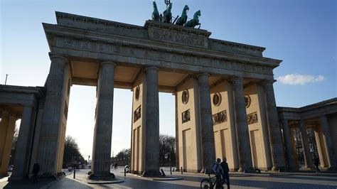 who built the brandenburg gate.